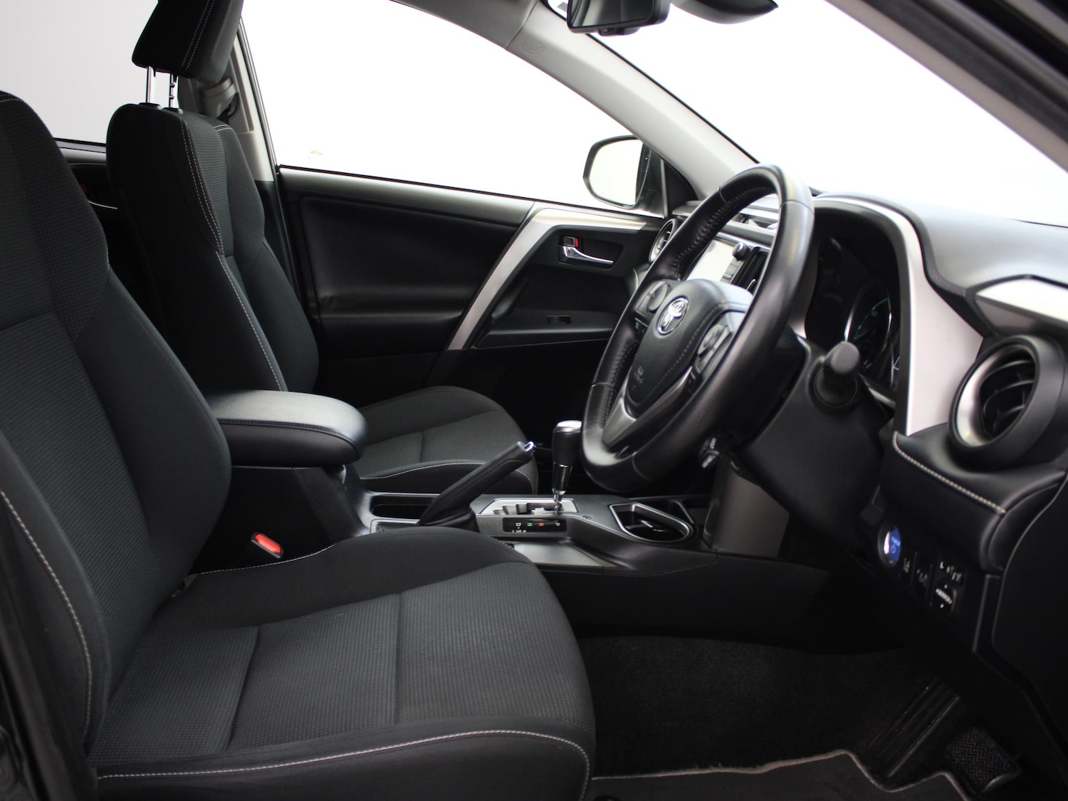 Used Toyota RAV4 2017 for sale - 76755380: Photo 9