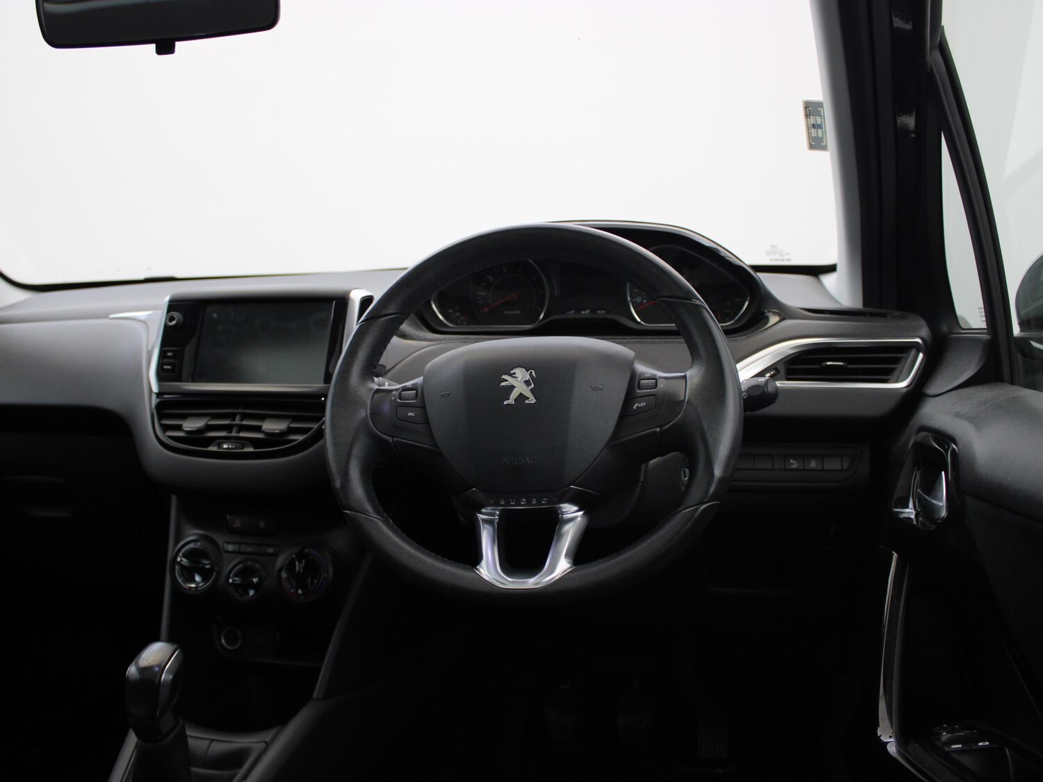 Used Peugeot 208 2015 for sale - 77758374: Photo 16