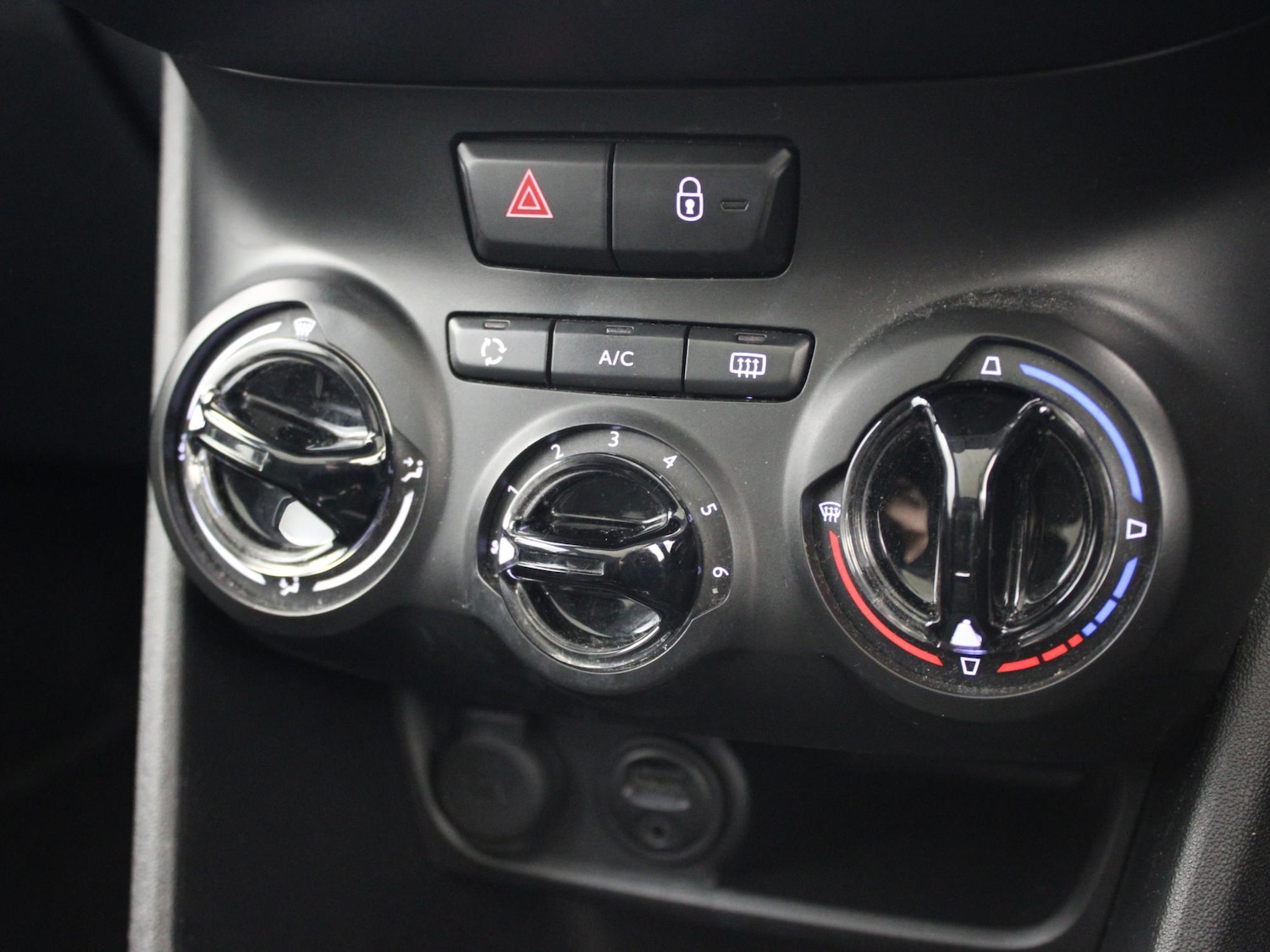 Used Peugeot 208 2015 for sale - 77758374: Photo 29