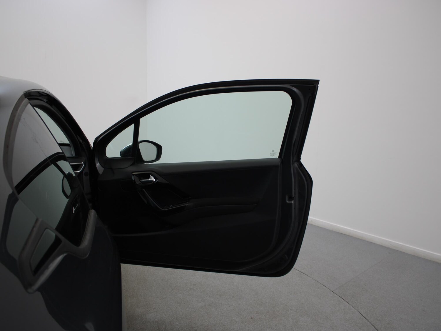 Used Peugeot 208 2015 for sale - 77758374: Photo 37