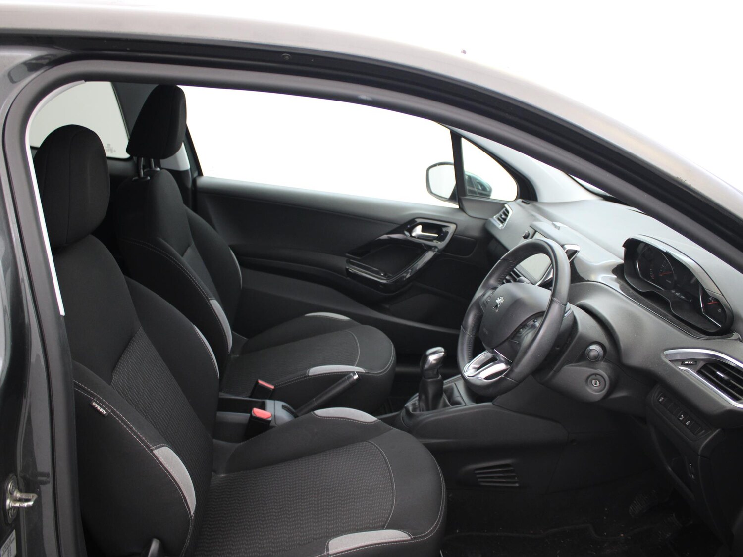 Used Peugeot 208 2015 for sale - 77758374: Photo 9