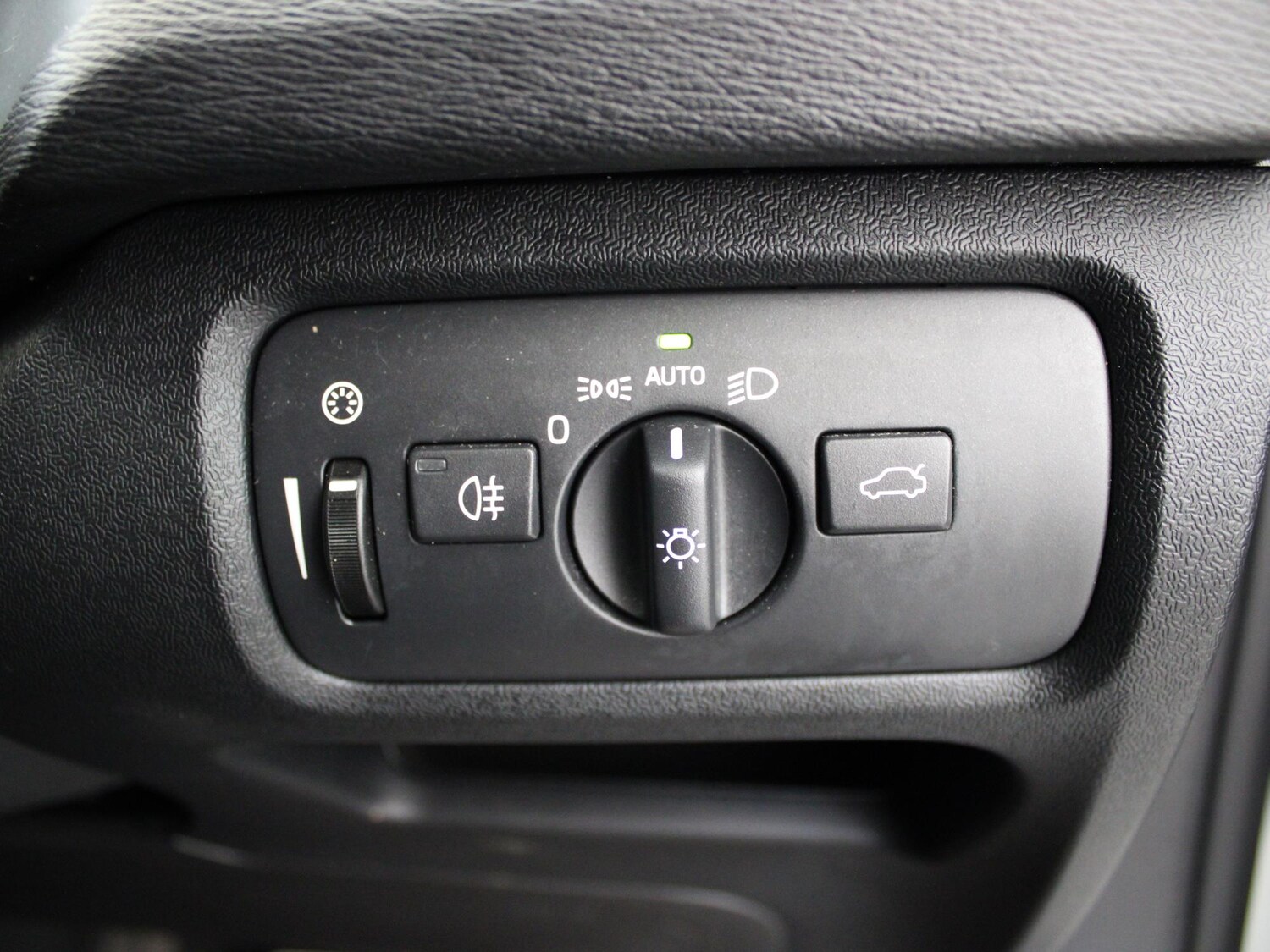 Used Volvo V40 2018 for sale - 76968178: Photo 37