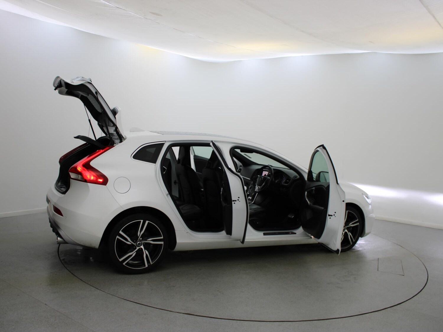 Used Volvo V40 2018 for sale - 76968178: Photo 40