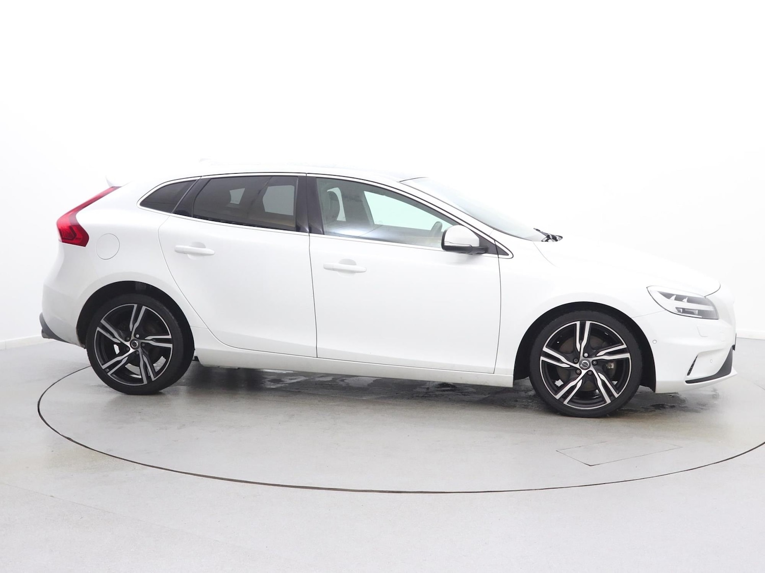 Used Volvo V40 2018 for sale - 76968178: Photo 8