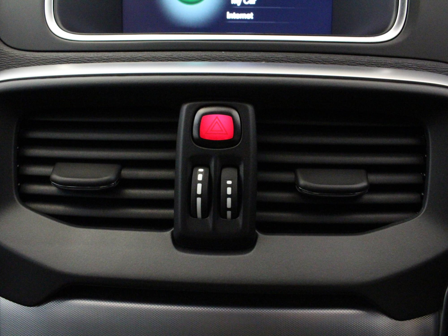 Used Volvo V40 2018 for sale - 76755390: Photo 24