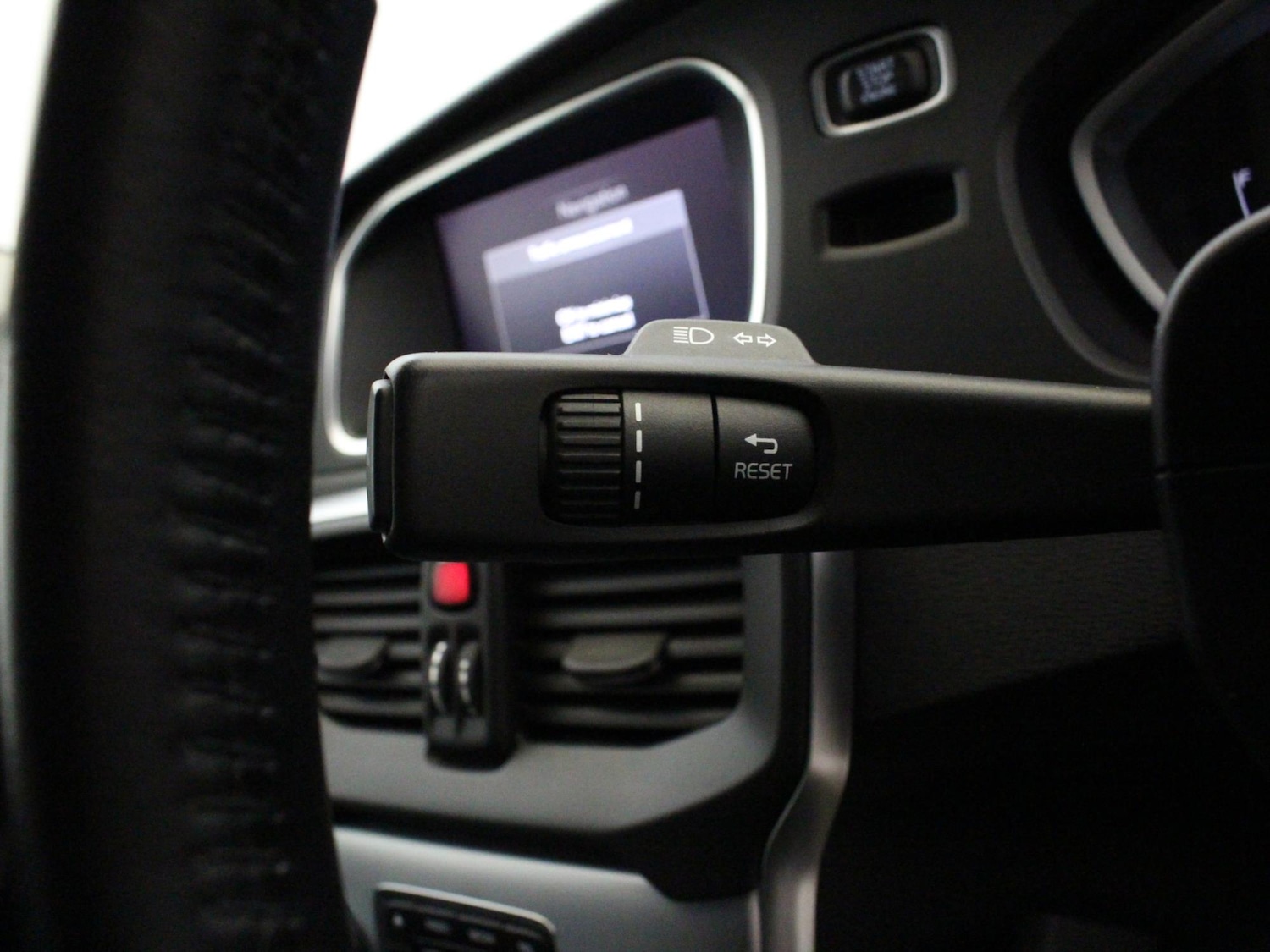 Used Volvo V40 2018 for sale - 76755390: Photo 32