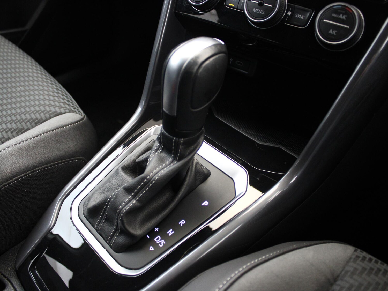 Used Volkswagen T-Roc 2021 for sale - 77294720: Photo 28