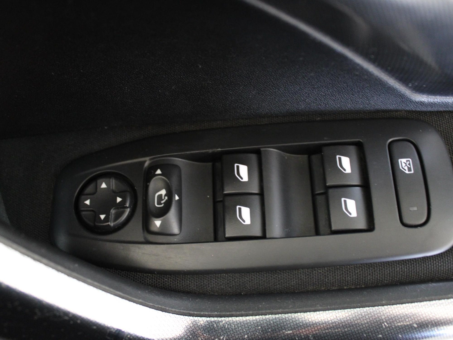 Used Peugeot 2008 2016 for sale - 76916404: Photo 27