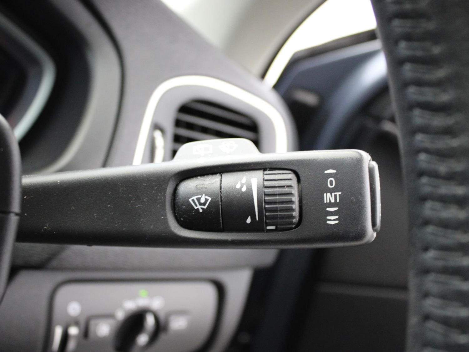 Used Volvo V40 2018 for sale - 77473018: Photo 31