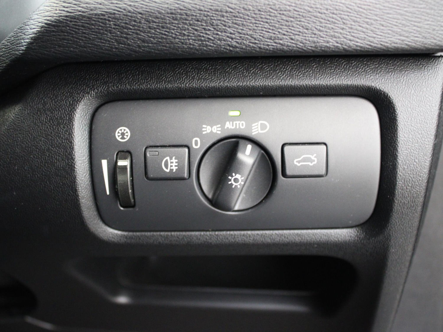 Used Volvo V40 2018 for sale - 77473018: Photo 32