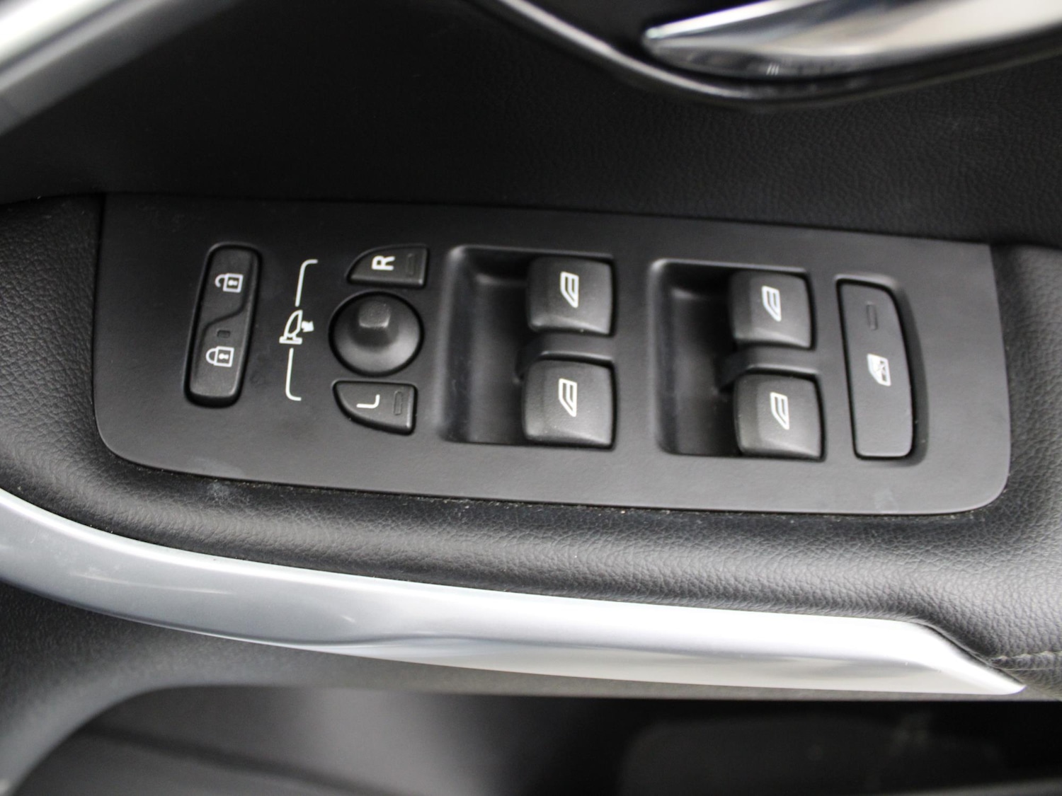 Used Volvo V40 2018 for sale - 77473018: Photo 35