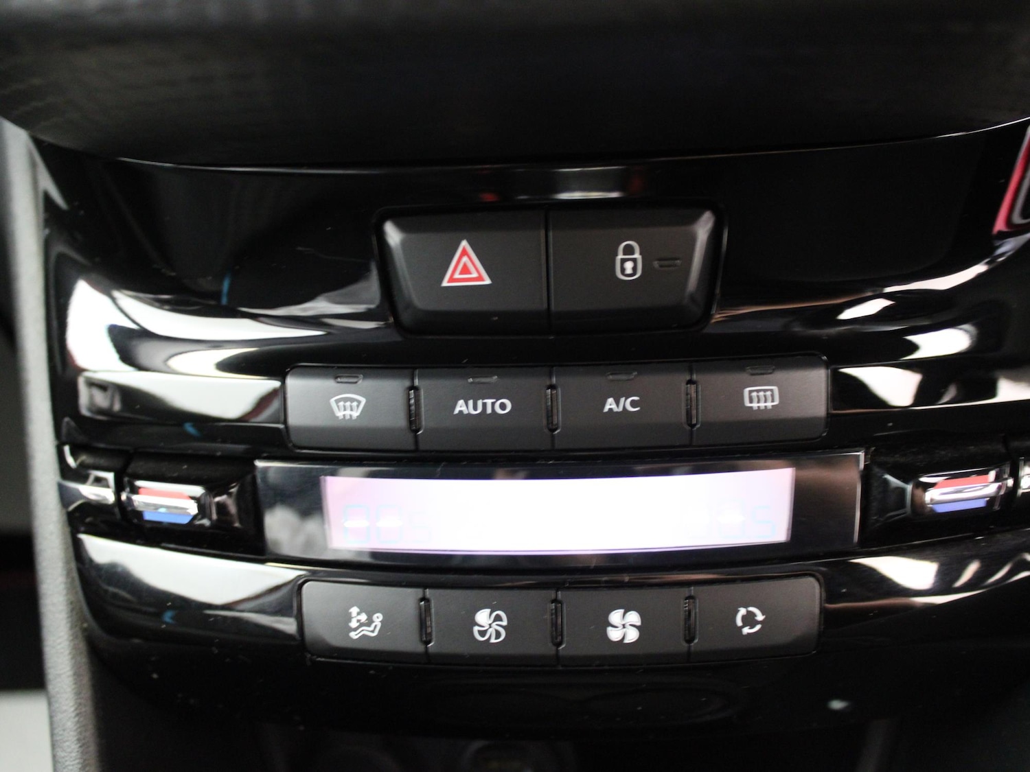 Used Peugeot 2008 2016 for sale - 77348470: Photo 23