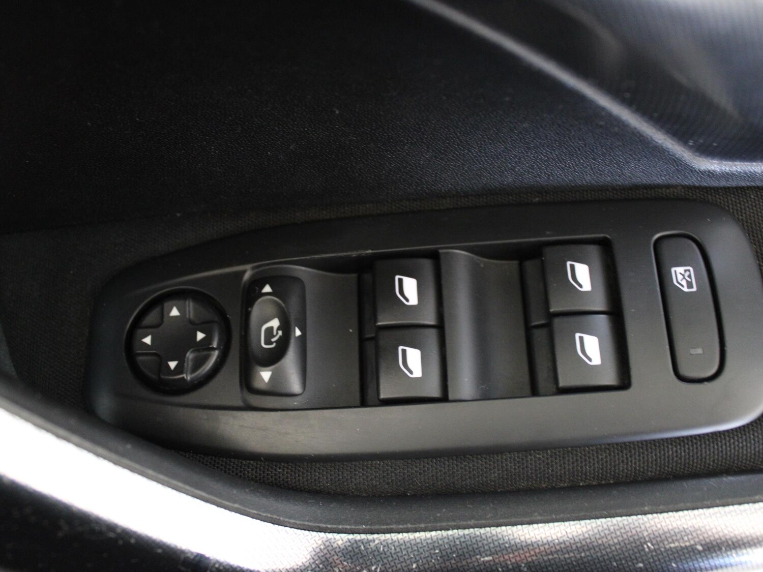 Used Peugeot 2008 2016 for sale - 77348470: Photo 27