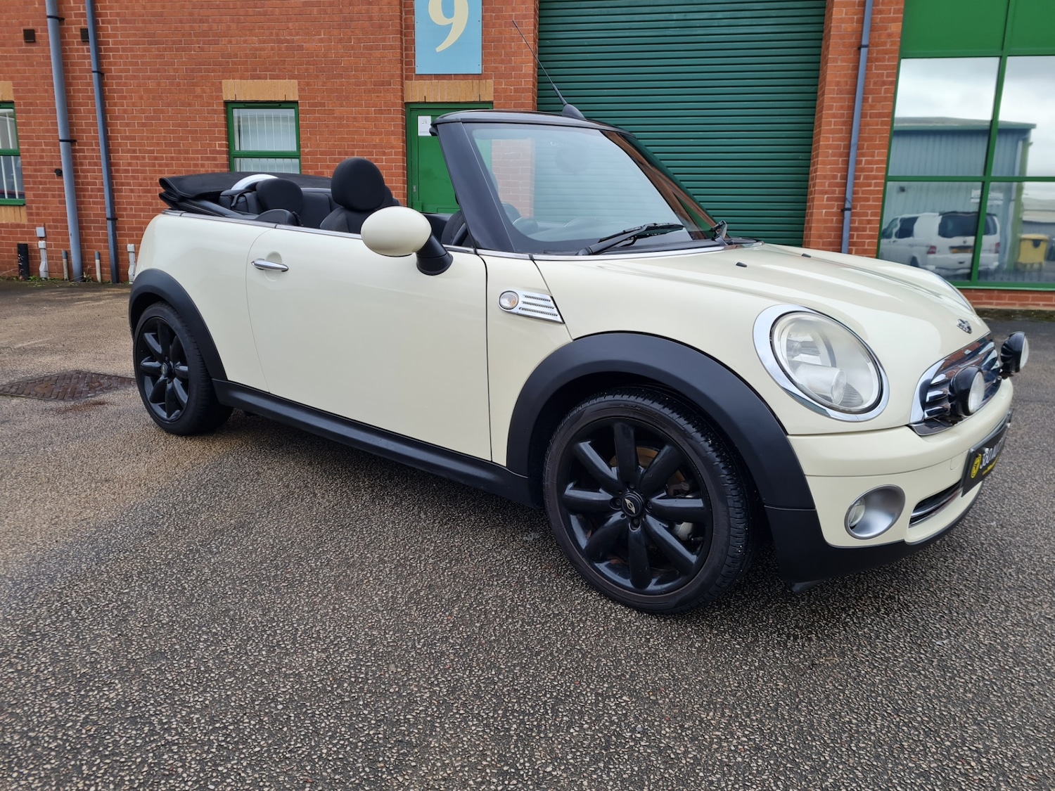 Used MINI Convertible 2010 for sale - 77272408: Photo 2