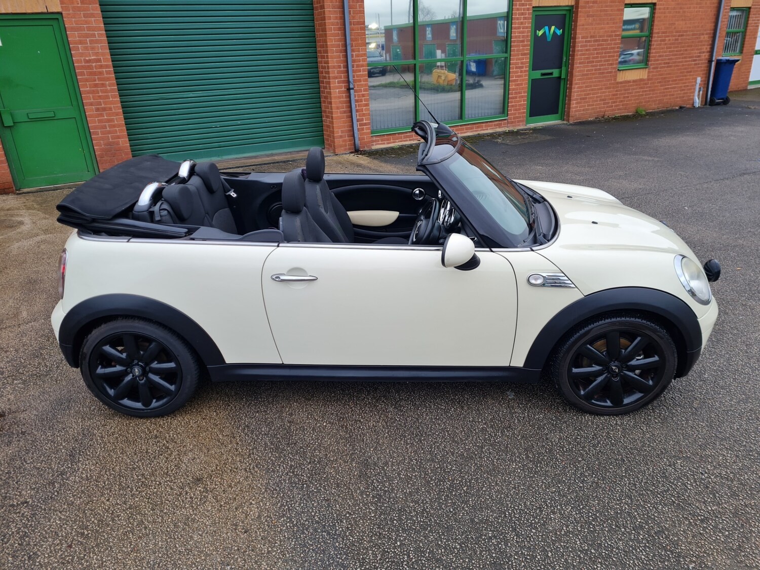 Used MINI Convertible 2010 for sale - 77272408: Photo 21