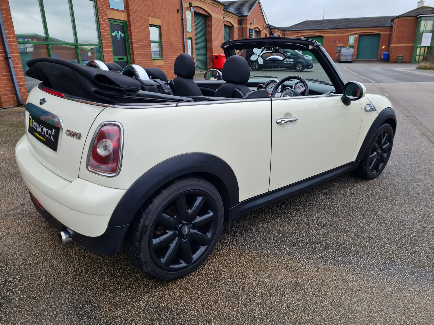 Used MINI Convertible 2010 for sale - 77272408: Photo 6