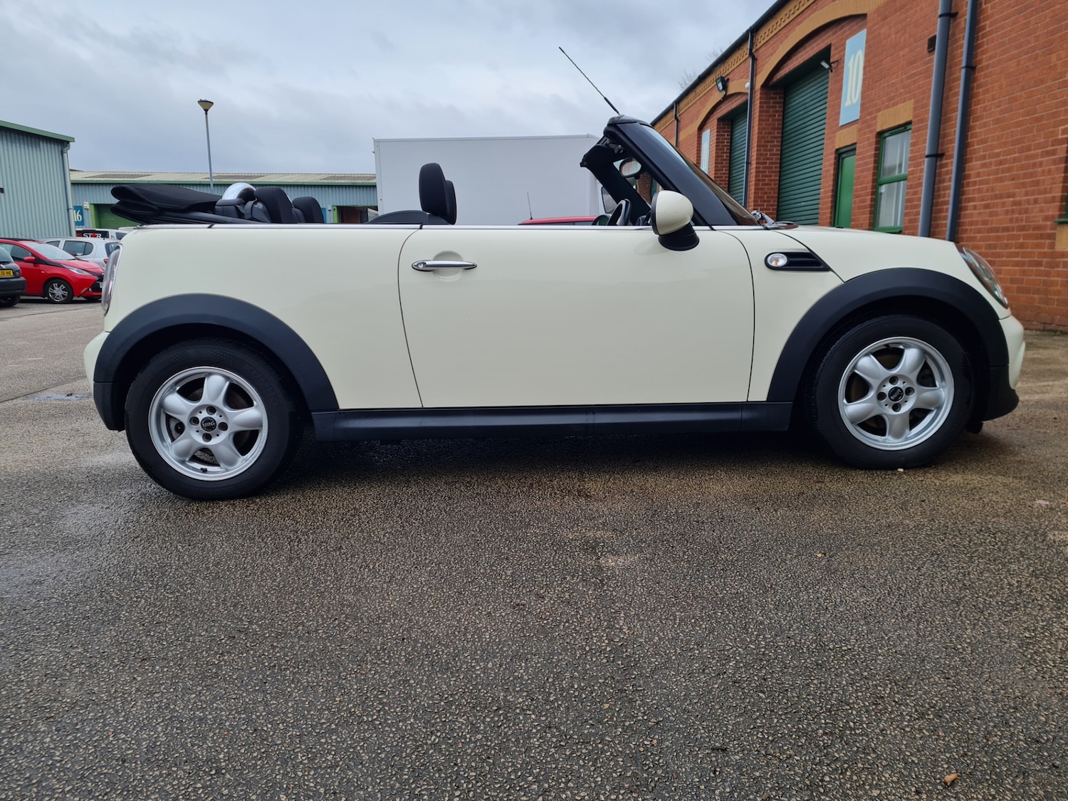 Used MINI Convertible 2011 for sale - 77404257: Photo 2