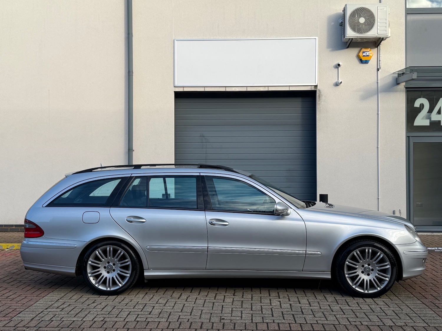 Used Mercedes-Benz E Class 2006 for sale - 76755476: Photo 2