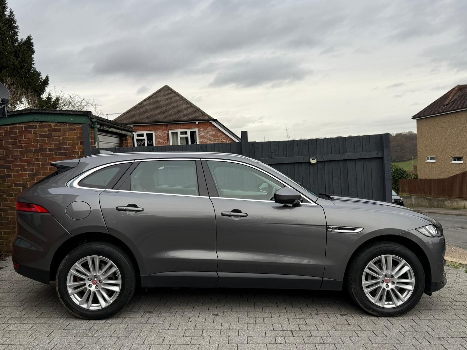 Used Jaguar F-Pace 2017 for sale - 77650011: Photo 2