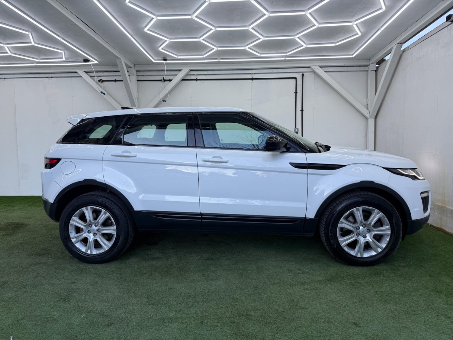 Used Land Rover Range Rover Evoque 2018 for sale - 77658243: Photo 2