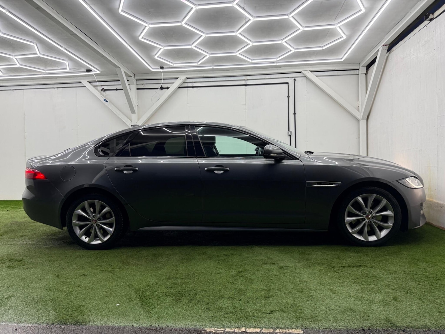 Used Jaguar XF 2018 for sale - 77573729: Photo 2