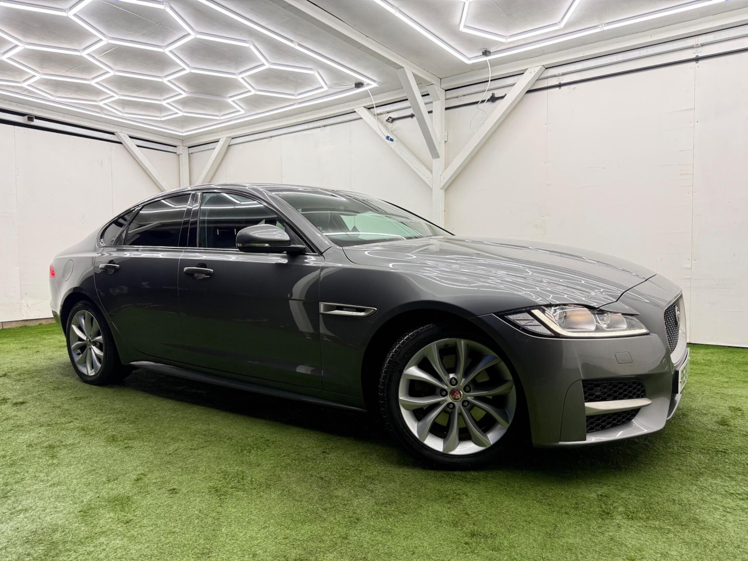 Used Jaguar XF 2018 for sale - 77573729: Photo 4