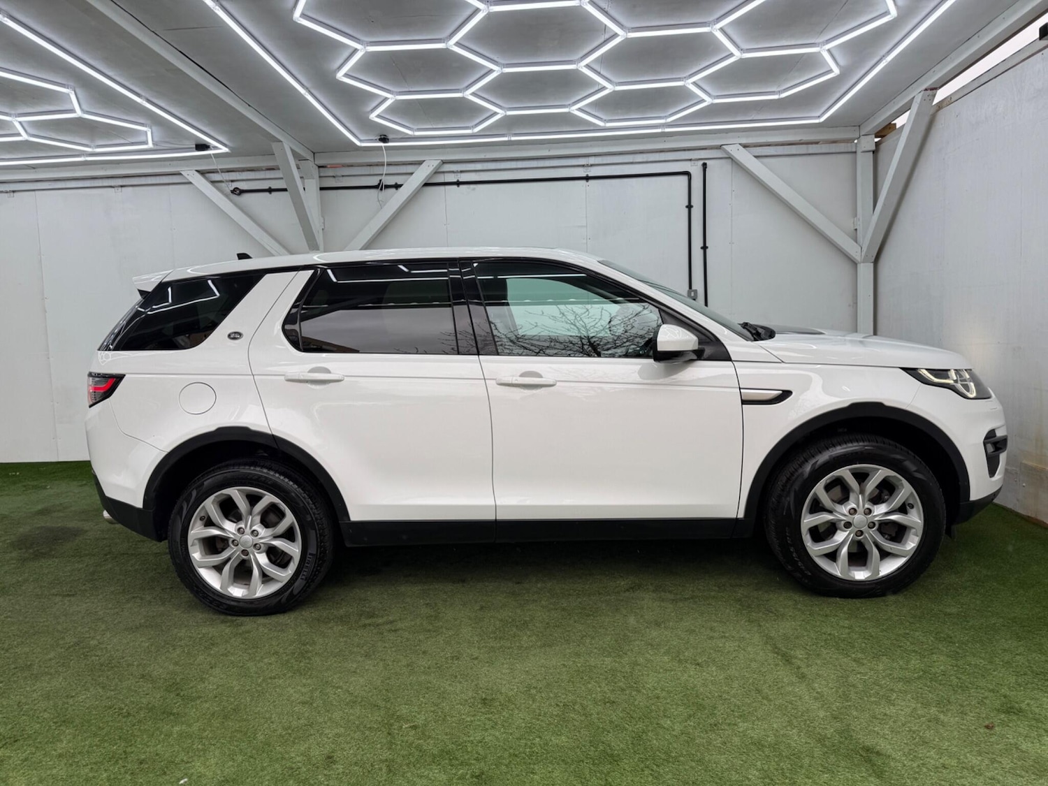 Used Land Rover Discovery Sport 2016 for sale - 78047331: Photo 2