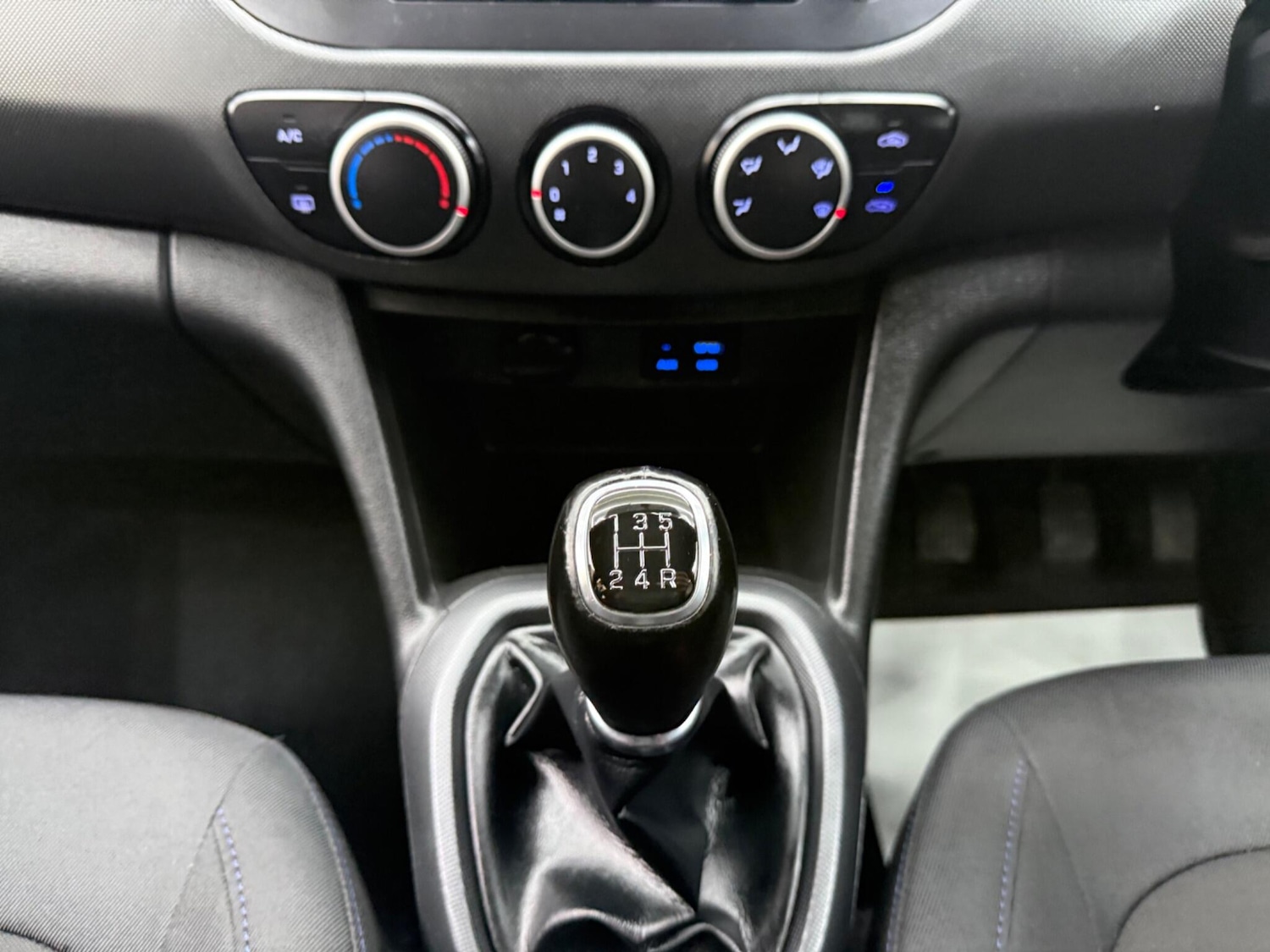 Used Hyundai i10 2018 for sale - 77387193: Photo 30