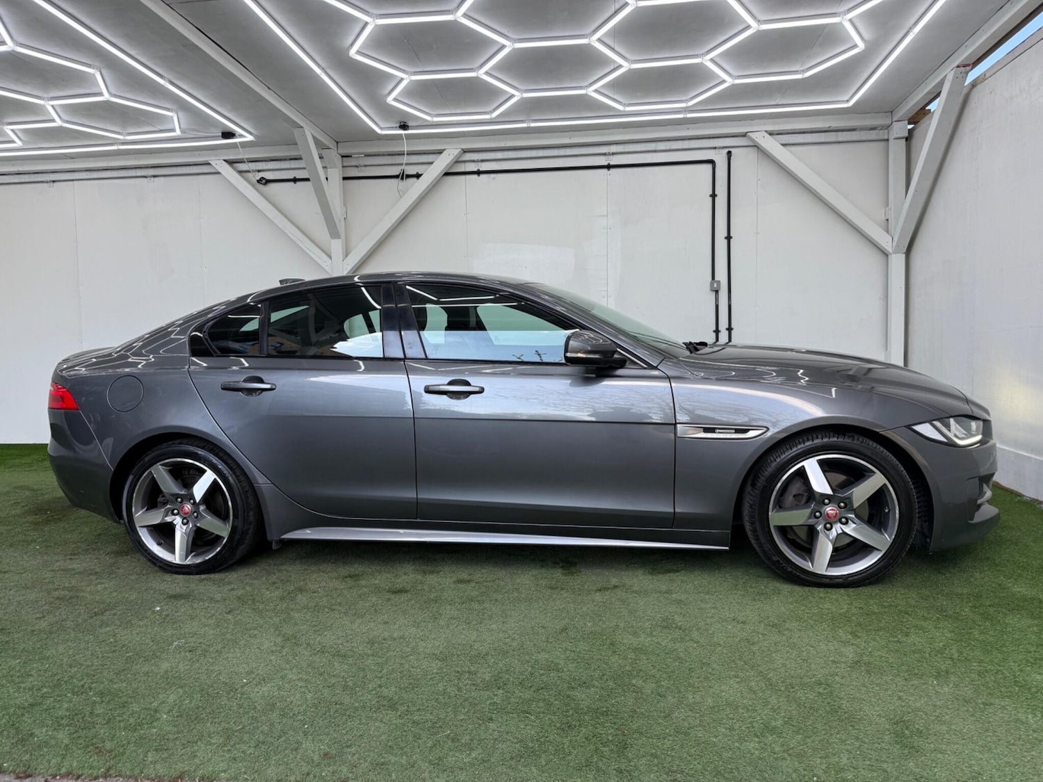 Used Jaguar XE 2017 for sale - 78170334: Photo 2