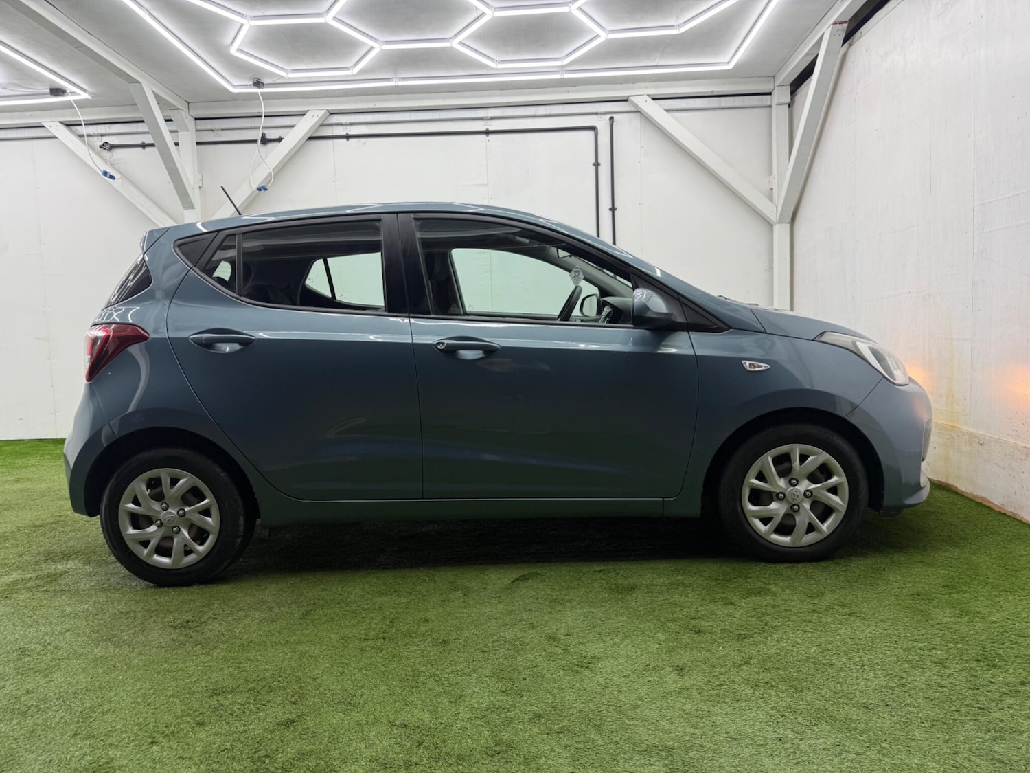 Used Hyundai i10 2017 for sale - 77597993: Photo 2
