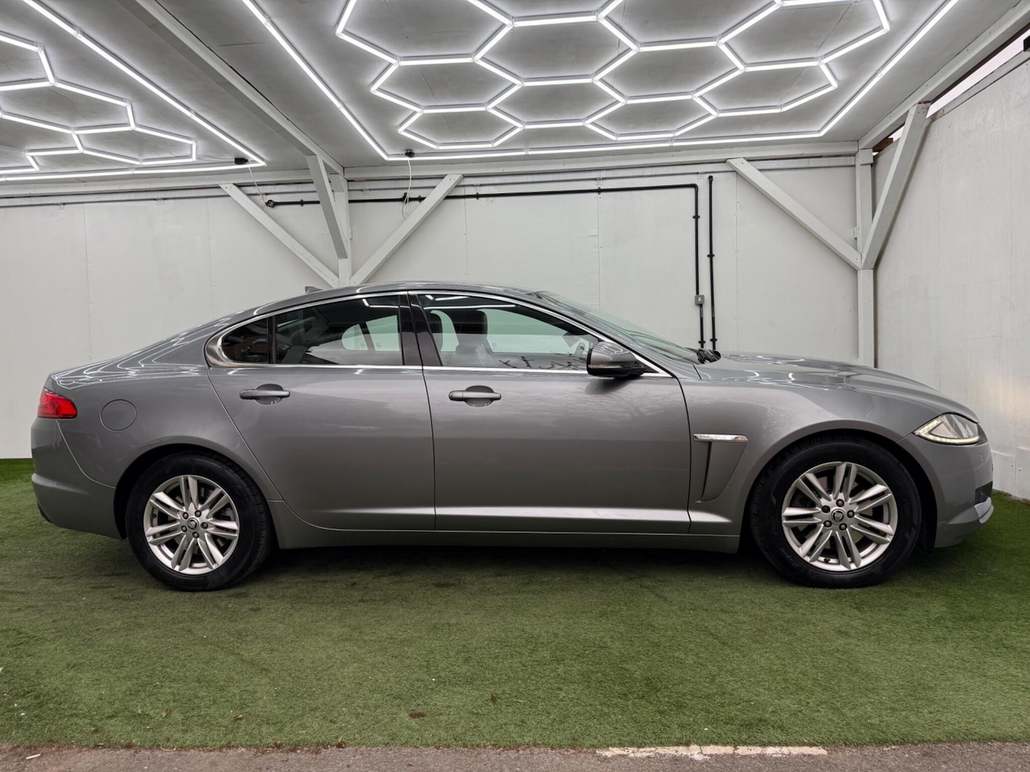 Used Jaguar XF 2013 for sale - 78170962: Photo 2