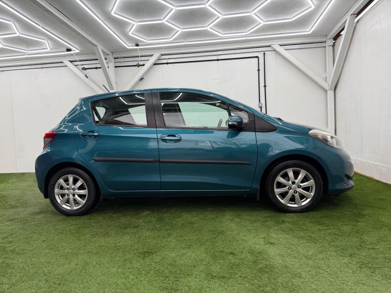 Used Toyota Yaris 2012 for sale - 77386579: Photo 2