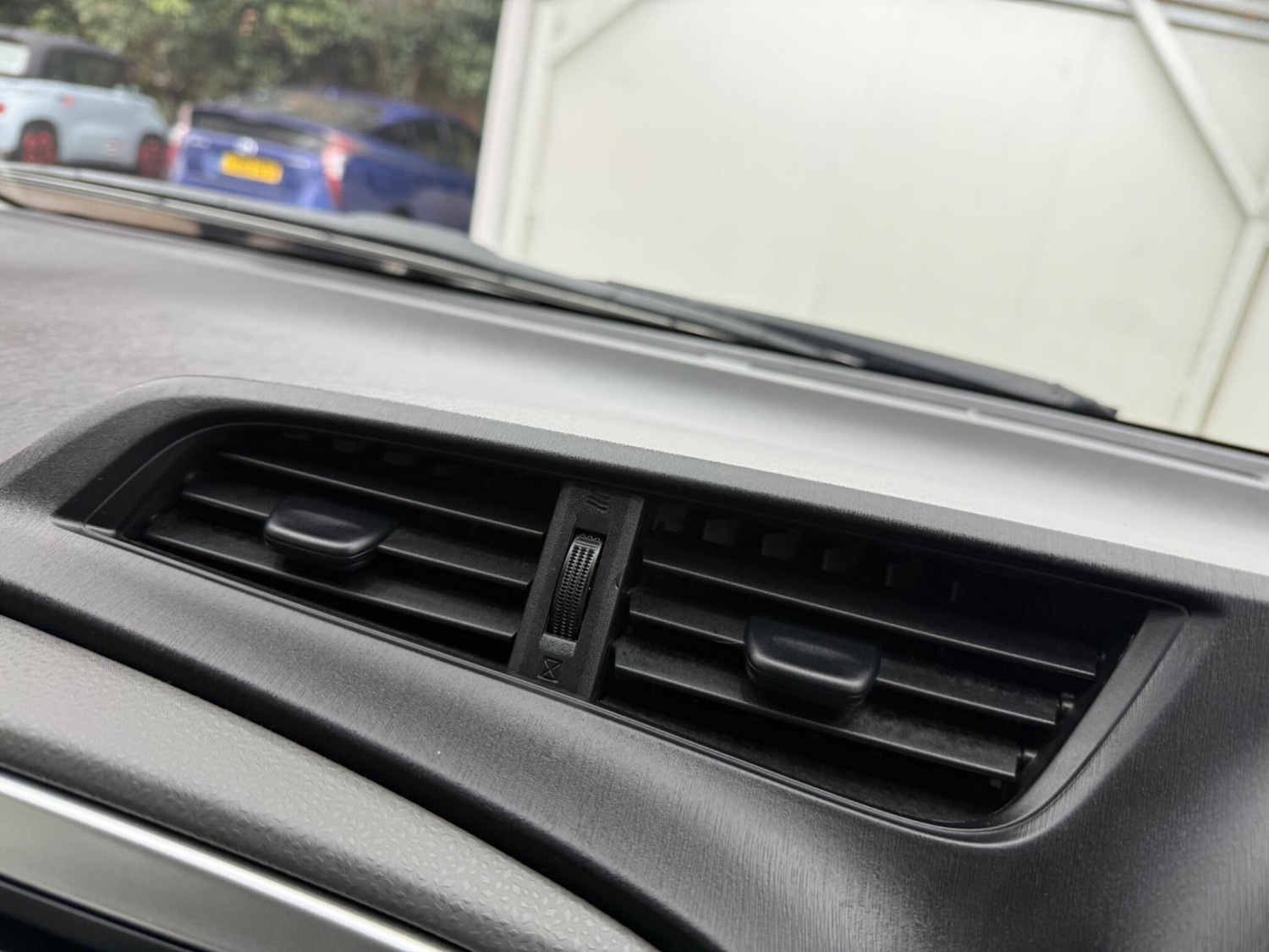 Used Toyota Yaris 2012 for sale - 77386579: Photo 43