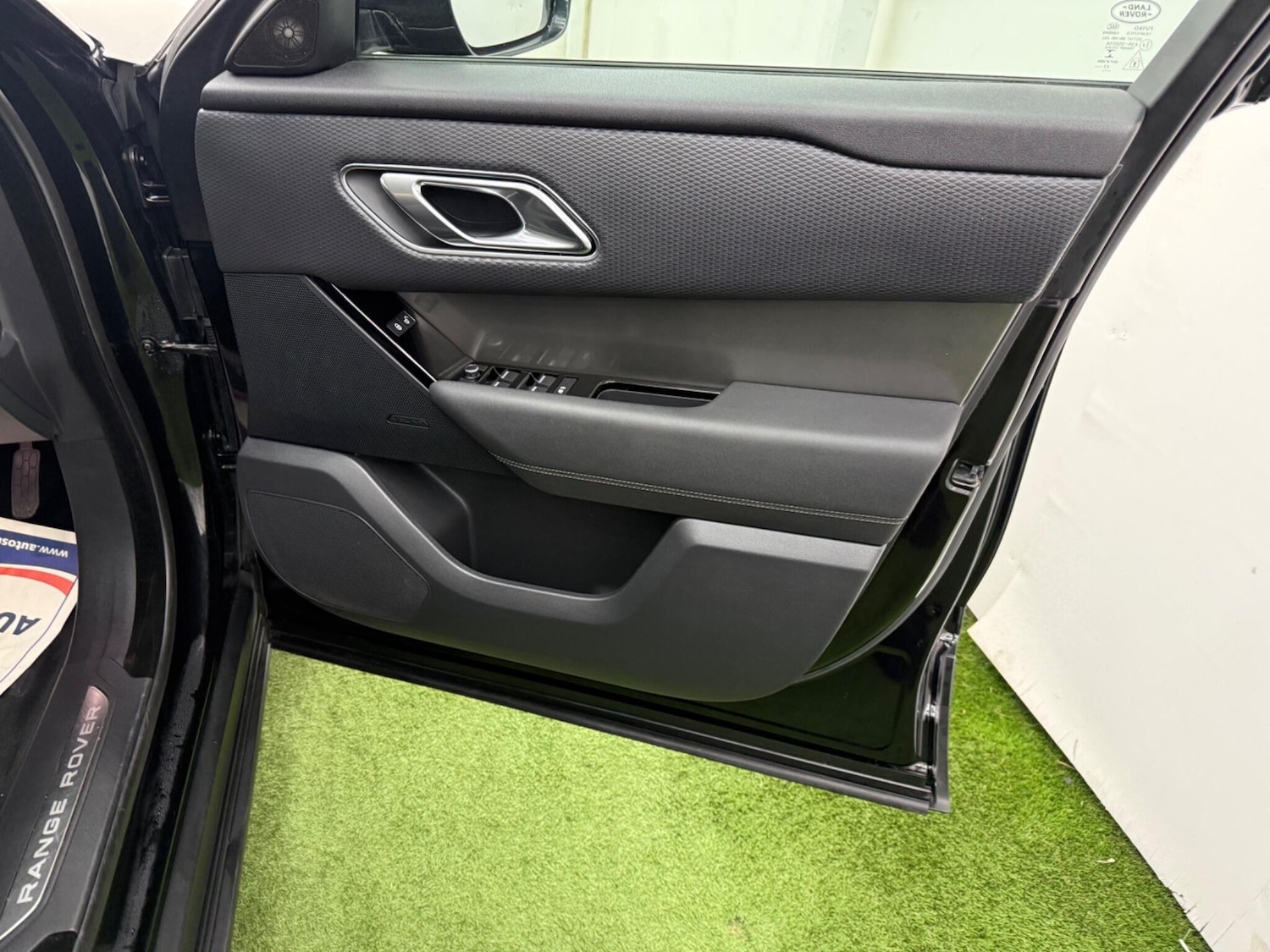 Used Land Rover Range Rover Velar 2018 for sale - 78047794: Photo 17