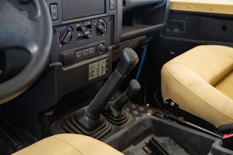 Used Land Rover Defender 110 2015 for sale - 76175960: Photo 24