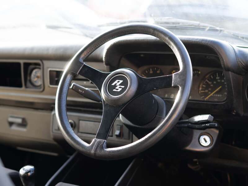 Used Ford Escort 2015 for sale - 76802501: Photo 2