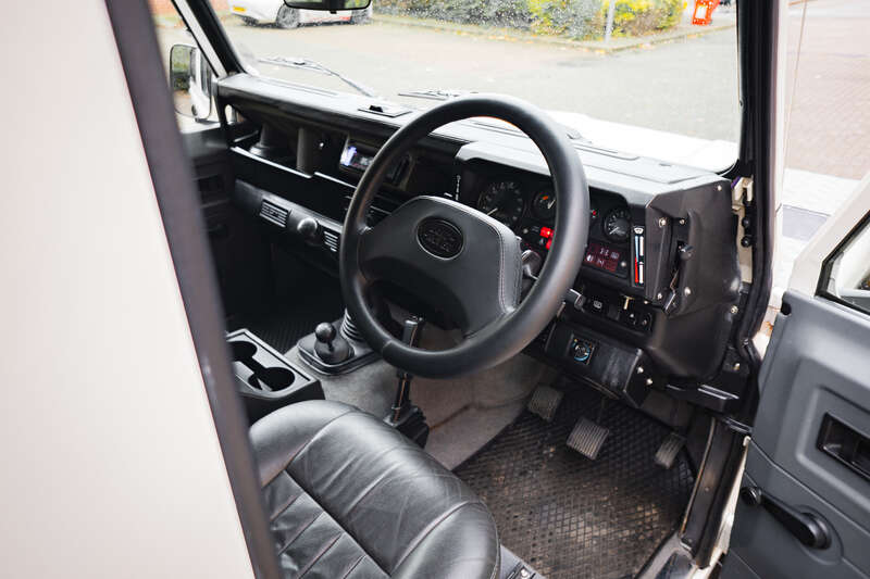Used Land Rover Defender for sale - 76350310: Photo 2