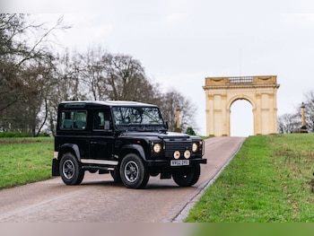 Land Rover Defender 90 feature image