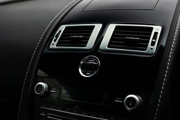 Used Aston Martin Vantage 2011 for sale - 76307946: Photo 19