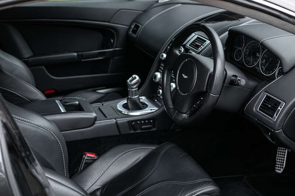 Used Aston Martin Vantage 2011 for sale - 76307946: Photo 2