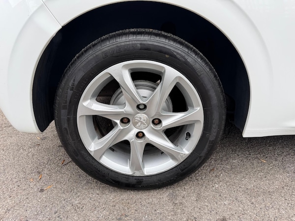 Used Peugeot 208 2013 for sale - 76239615: Photo 16