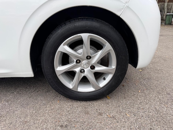 Used Peugeot 208 2013 for sale - 76239615: Photo 17