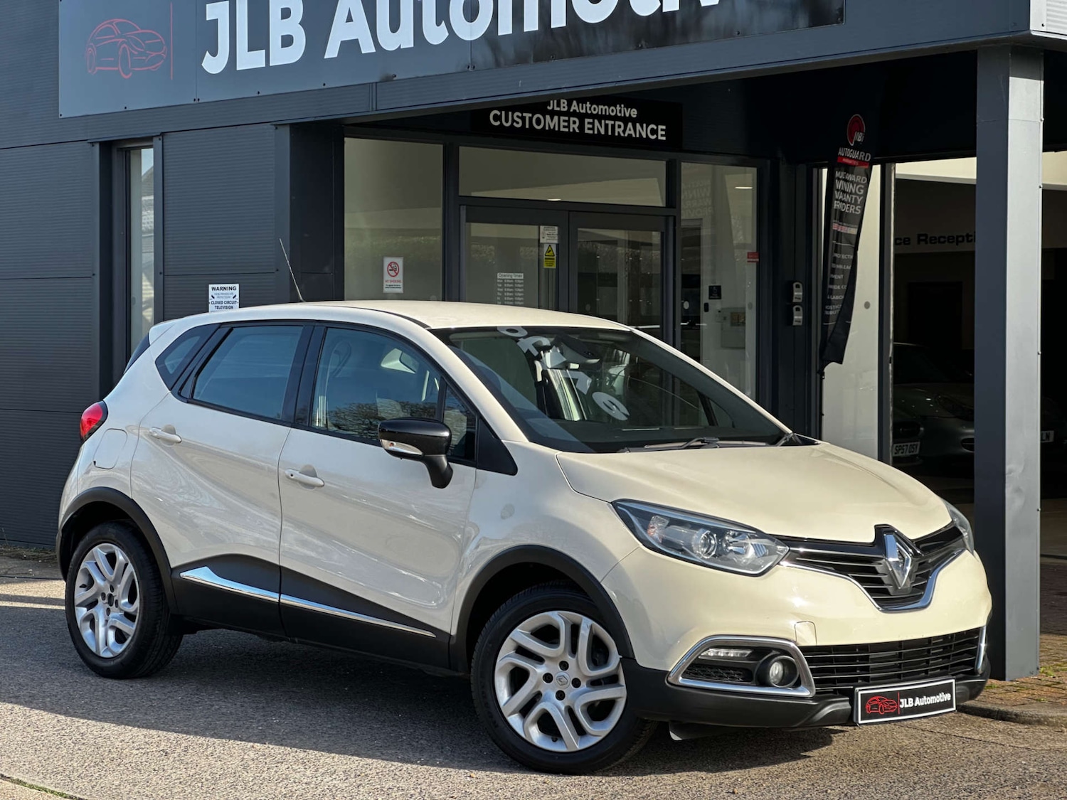 Used Renault Captur 2016 for sale - 77673740: Photo 2