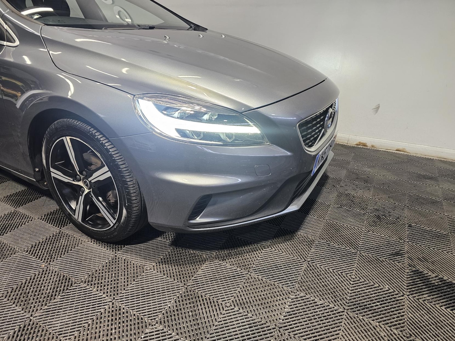 Used Volvo V40 2017 for sale - 76807342: Photo 2