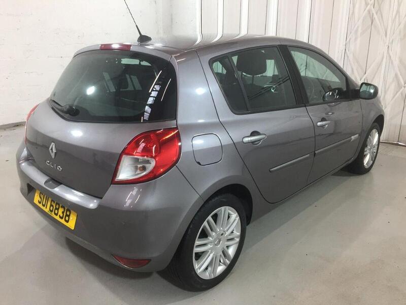 Used Renault Clio 2010 for sale - 77668083: Photo 2