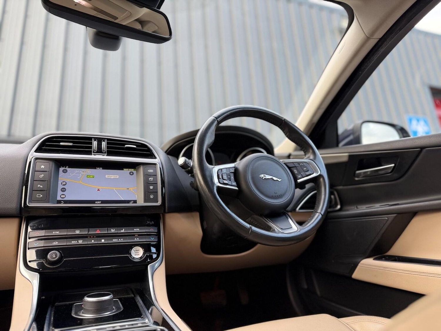 Used Jaguar XE 2017 for sale - 77207181: Photo 2