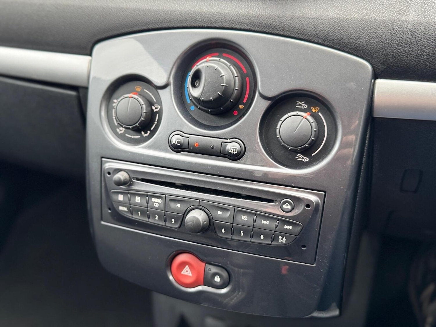 Used Renault Clio 2012 for sale - 78139393: Photo 23