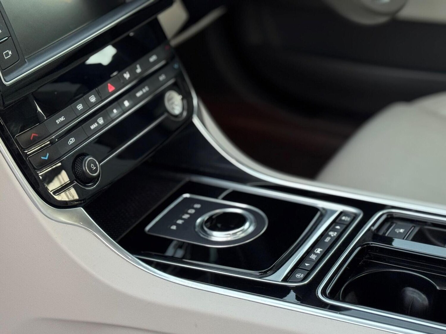 Used Jaguar XE 2017 for sale - 77207138: Photo 11