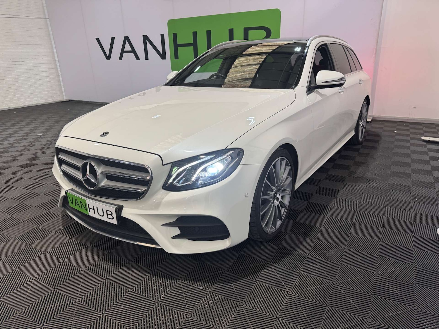 Used Mercedes-Benz E Class 2018 for sale - 76038499: Photo 2