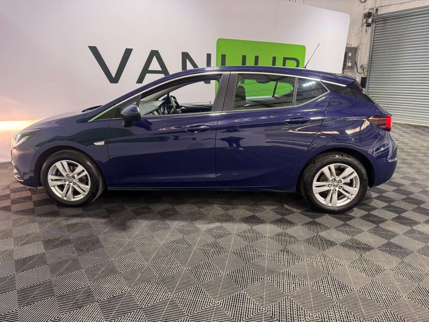 Used Vauxhall Astra 2017 for sale - 77061748: Photo 3